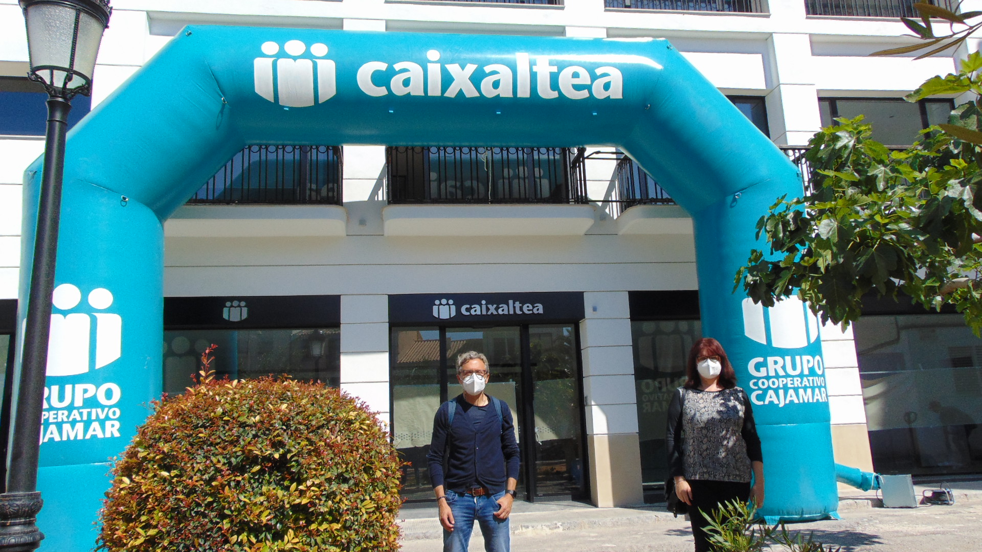 Mari Pepa Rostoll y Javier Serrat consejeros de Caixaltea en el acto de presentación de los arcos de meta.
